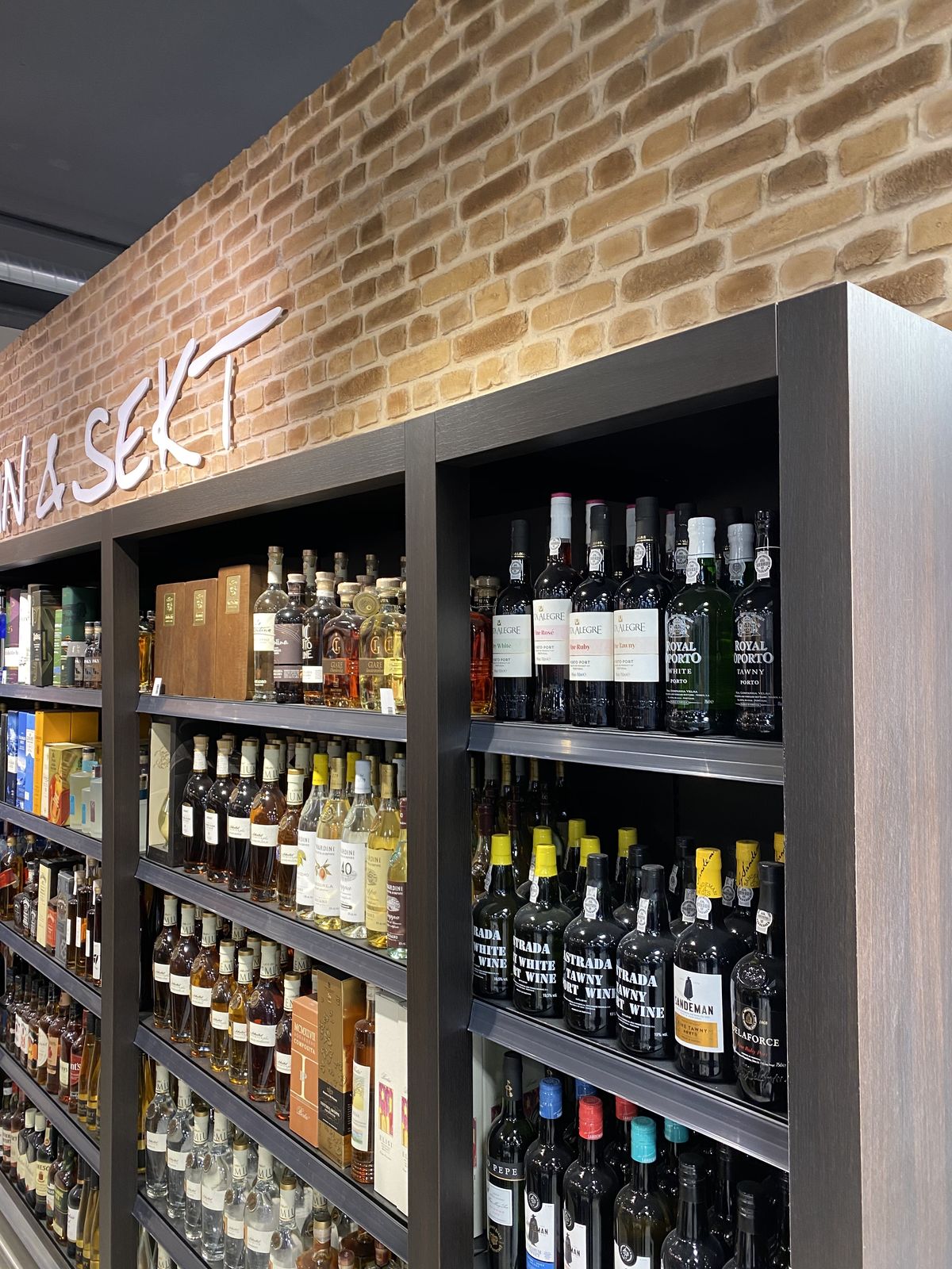 Detail eines Wein- und Sektregals